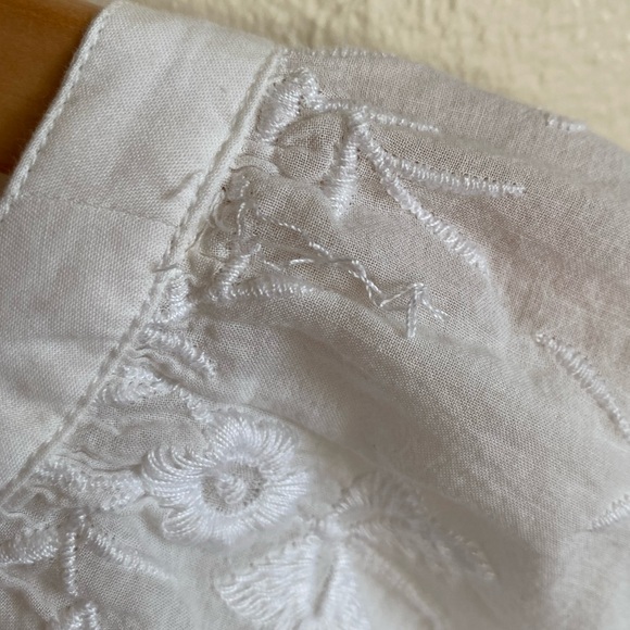 Universal Thread Women’s Floral Embroidered Blouse - Picture 10 of 11